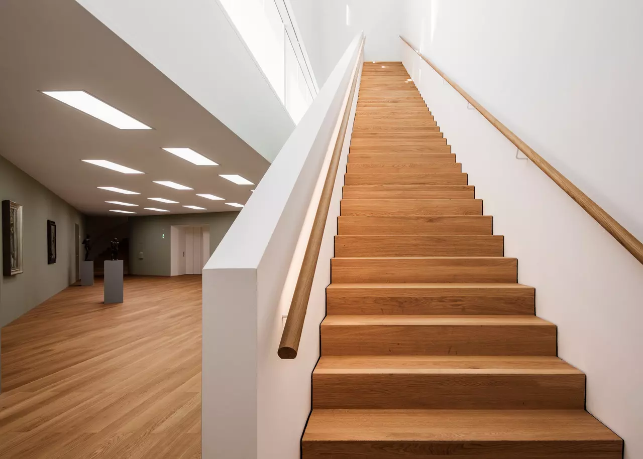 Schody dywanowe drewniane